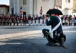 bandiere, cappello, spada, fotografo, bianco, strada, soldati, uniformi, divisa, manifestazione, blu, cappelli, baionette, rievocazione, costumi, porte, fucili, divise, tamburi, soldato