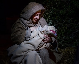 bambino, donna, neonato, madonna, maternità, mamma, cappuccio, mantello, viso, naso, coperta, grigio, berretto, presepe, coperte, madre, ombre, mani, profilo