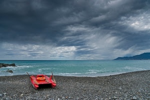 nuvole, mare, spiaggia, acqua, remi, rosso, pattino, cielo, salvagente, barca, pietre, colori, ghiaia, sabbia, pedalò