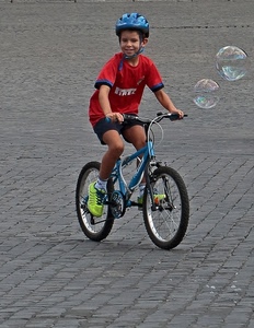 bolle, bambino, casco, bicicletta, ruote, rosso, bici, giallo, sapone, scarpe, blu, manubrio, sorriso, strada, selciato