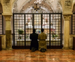 altare, chiesa, colonne, cancello, due, preghiera, fiori, croce, marmo, cappella, cripta, inginocchiati, fedeli, persone, uomini, pavimento, capitelli, luci