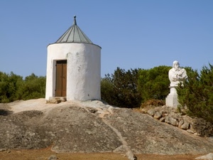 statua, alberi, porta, verde, bianco, cielo, azzurro, cono, marrone, garibaldi, casa, terra, cespugli, tetto, cilindro, busto, costruzione, roccia, scalino, cappella, cupola
