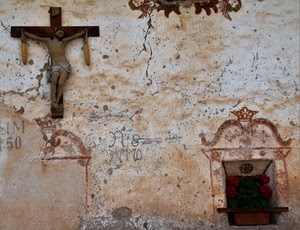 croce, muro, crocifisso, fiori, finestra, numeri, scritte, rosso, decorazioni, vaso, mais, pannocchie, gerani, affresco, corona, gesù, edicola