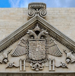stemma, ali, triangolo, aquila, corona, simboli, teste, colonne, muro, cannoni, cielo, bassorilievo, croce, marmo, scudo, due